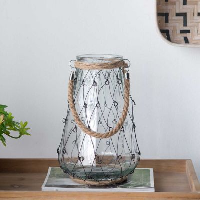 Jarrón decorativo de vidrio con malla de metal y cuerda